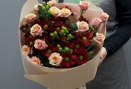 Bouquet of spray roses and burgundy chrysanthemums — photo 1