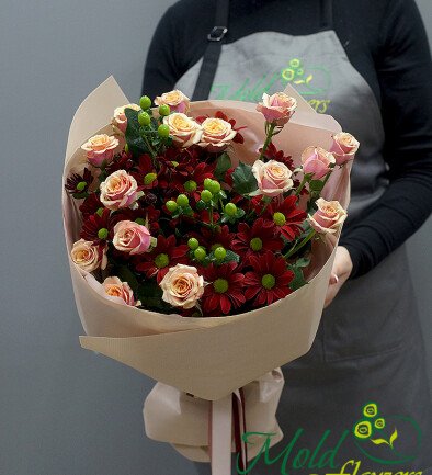 Bouquet of spray roses and burgundy chrysanthemums photo 394x433