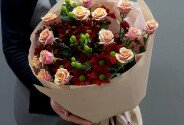 Bouquet of spray roses and burgundy chrysanthemums — photo 2