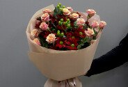 Bouquet of spray roses and burgundy chrysanthemums — photo 3