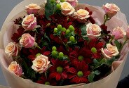 Bouquet of spray roses and burgundy chrysanthemums — photo 4