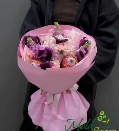 Букет с розовой гортензией, фиолетовыми каллами и протеей Фото 394x433