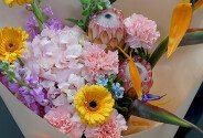 Букет с розовой гортензией, протеей и стрелиция — фото 3