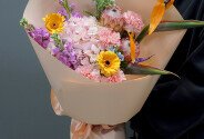 Букет с розовой гортензией, протеей и стрелиция — фото 4