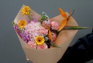 Букет с розовой гортензией, протеей и стрелиция — фото 1