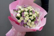 Buchet cu trandafiri de tufa albi si statice roz — foto 1