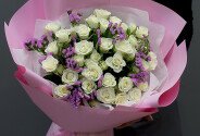 Buchet cu trandafiri de tufa albi si statice roz — foto 2