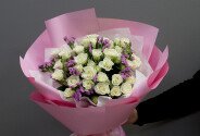 Buchet cu trandafiri de tufa albi si statice roz — foto 3