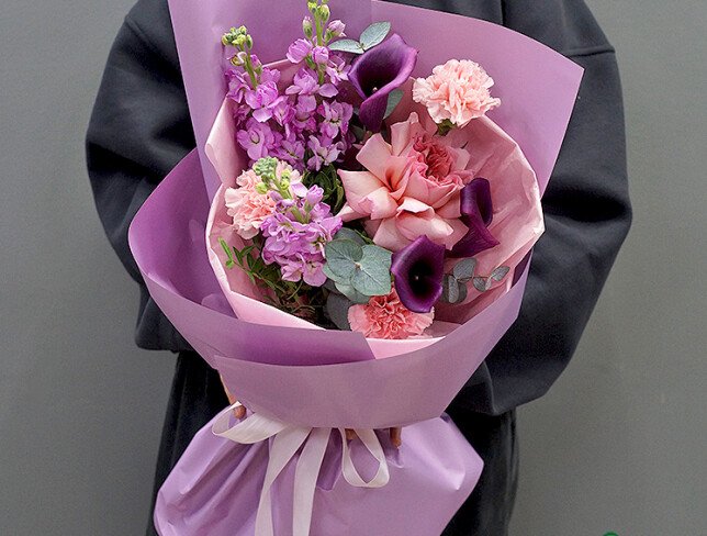 Букет с фиолетовыми каллами, розовыми диантусами, маттиолой и розой «Pink Expression» Фото