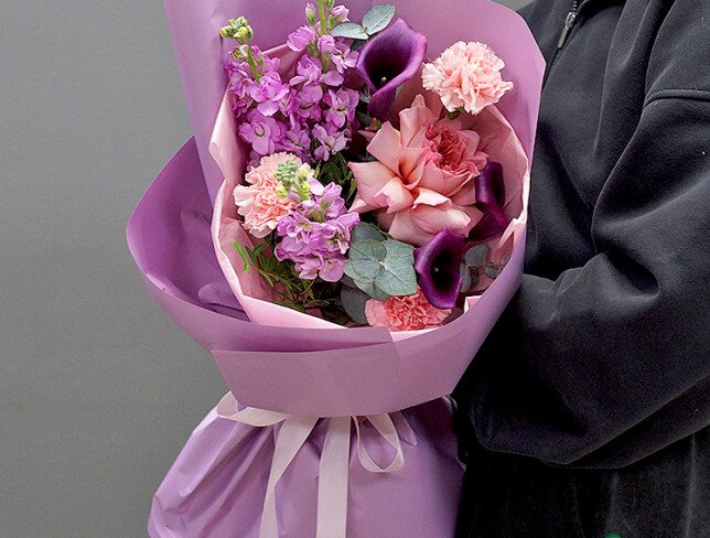 Букет с фиолетовыми каллами, розовыми диантусами, маттиолой и розой «Pink Expression» Фото