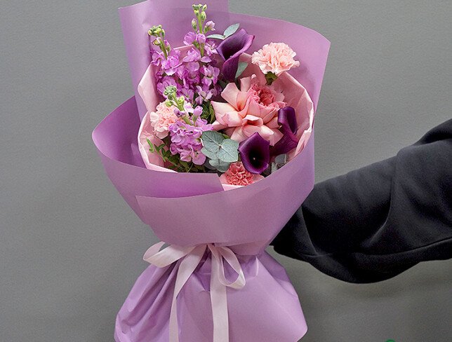 Букет с фиолетовыми каллами, розовыми диантусами, маттиолой и розой «Pink Expression» Фото
