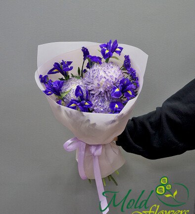 Bouquet of chrysanthemums, iris and statice photo 394x433