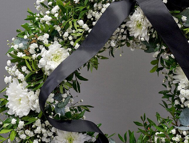Funeral wreath made of white chrysanthemums and gypsophila (d=46) photo