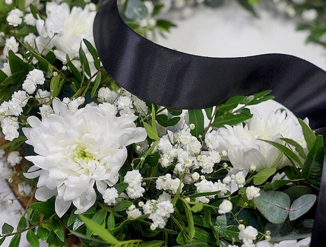 Funeral wreath made of white chrysanthemums and gypsophila (d=46) photo