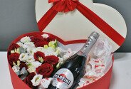 Heart-shaped Box with Red Roses and Asti Martini — photo 1