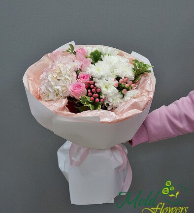 Buchet din hortensie roz, crizanteme si hypericum foto 394x433
