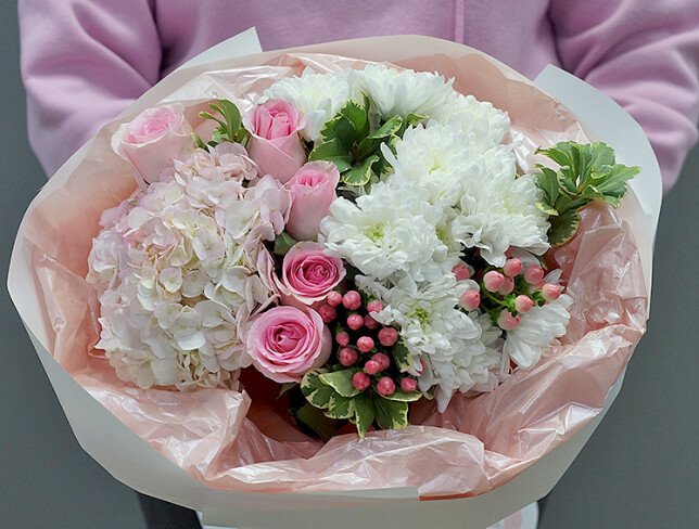 Buchet din hortensie roz, crizanteme si hypericum foto