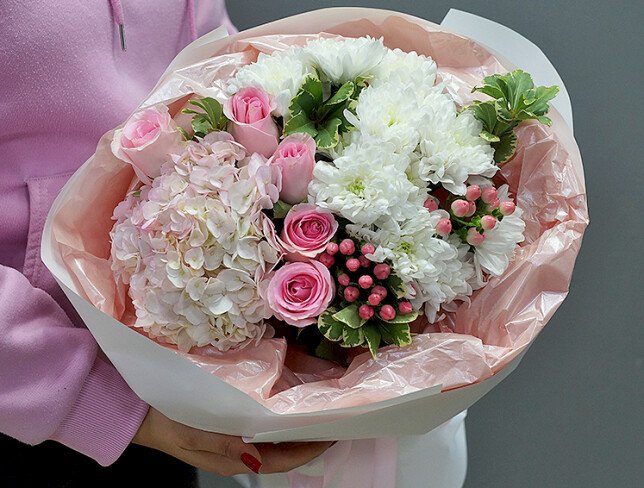 Buchet din hortensie roz, crizanteme si hypericum foto