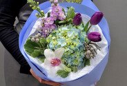 Buchet din hortensie albastra, lalele si matthiola — foto 3