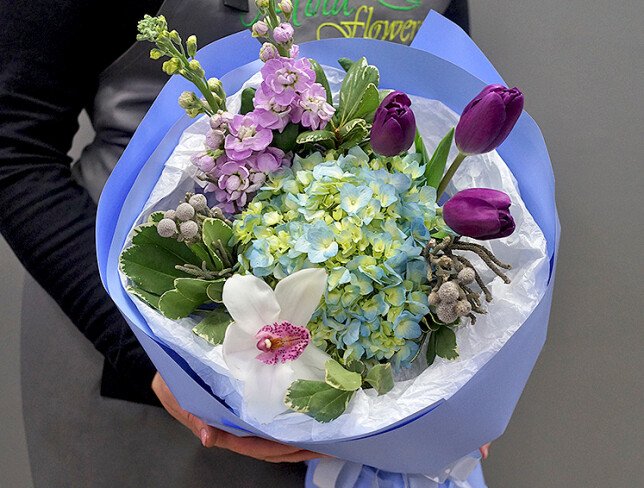 Buchet din hortensie albastra, lalele si matthiola — foto 3