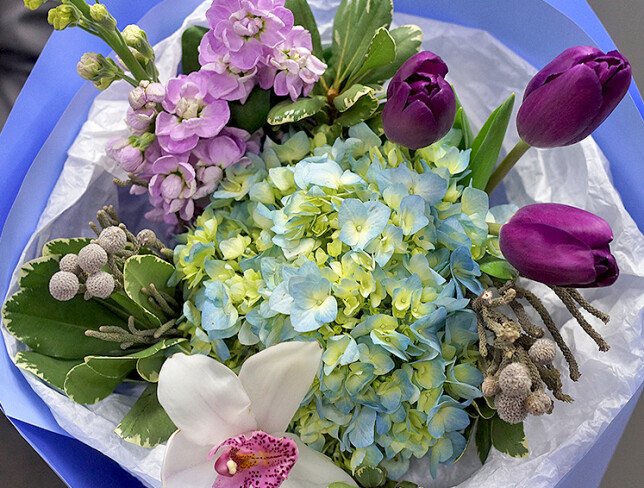 Buchet din hortensie albastra, lalele si matthiola — foto 4