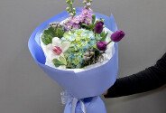 Buchet din hortensie albastra, lalele si matthiola — foto 1