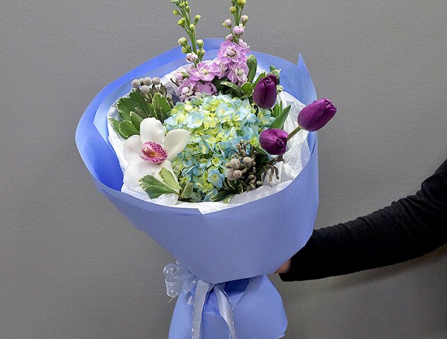 Buchet din hortensie albastra, lalele si matthiola