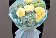 Buchet din 3 hortensii albastre si trandafiri Candlelight — foto 2