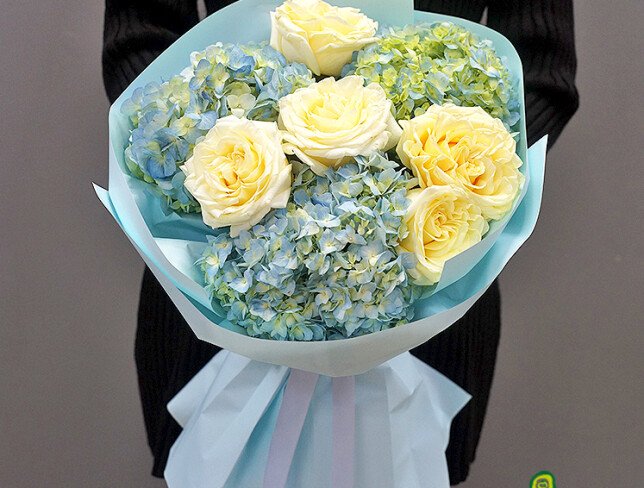 Buchet din 3 hortensii albastre si trandafiri Candlelight — foto 2