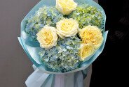 Buchet din 3 hortensii albastre si trandafiri Candlelight — foto 4