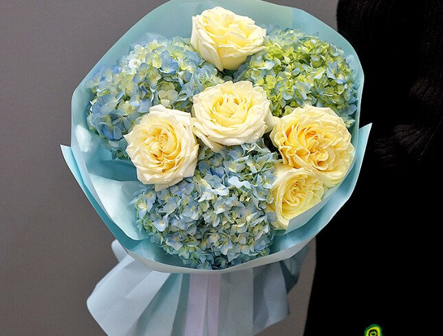 Buchet din 3 hortensii albastre si trandafiri Candlelight — foto 4
