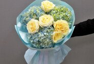 Buchet din 3 hortensii albastre si trandafiri Candlelight — foto 1