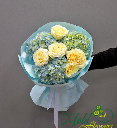 Buchet din 3 hortensii albastre si trandafiri Candlelight