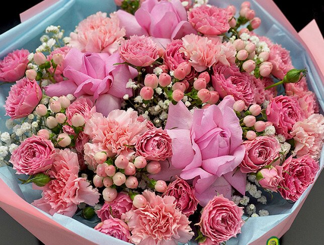 Buchet din trandafiri roz, dianthus, hypericum si gypsophila foto