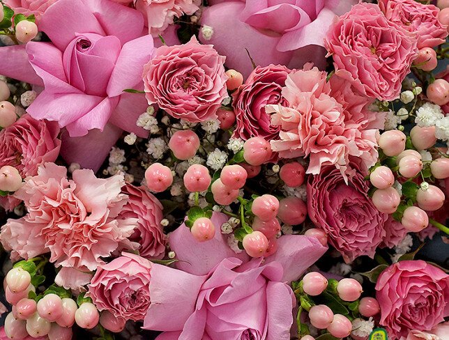 Buchet din trandafiri roz, dianthus, hypericum si gypsophila foto