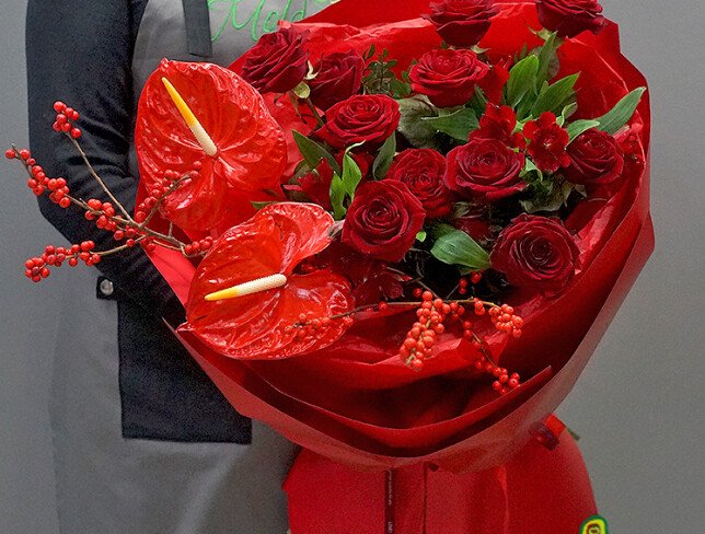 Экзотический букет из красных роз и антуриума Фото