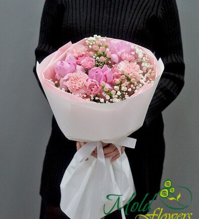 Bouquet with roses, carnations and pink hypericum photo 394x433