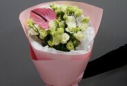 Buchet din eustome albe si anthurium roz — foto 1