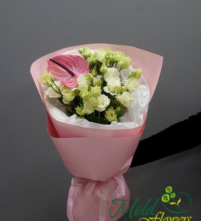 Buchet din eustome albe si anthurium roz foto 394x433