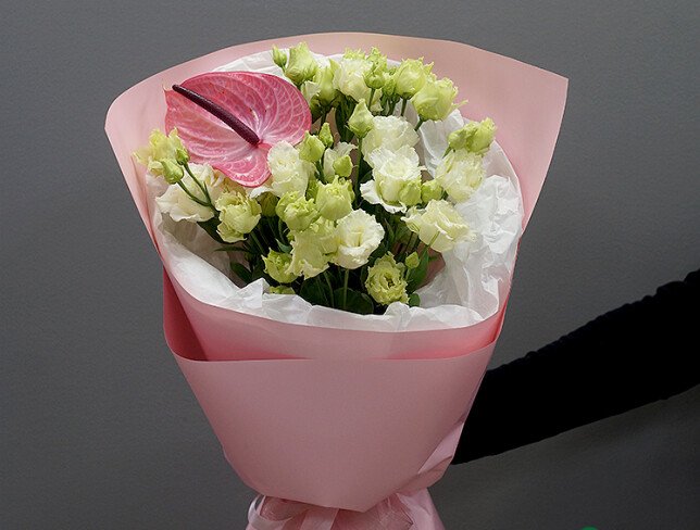 Buchet din eustome albe si anthurium roz foto
