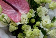 Buchet din eustome albe si anthurium roz — foto 2