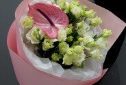 Buchet din eustome albe si anthurium roz — foto 3