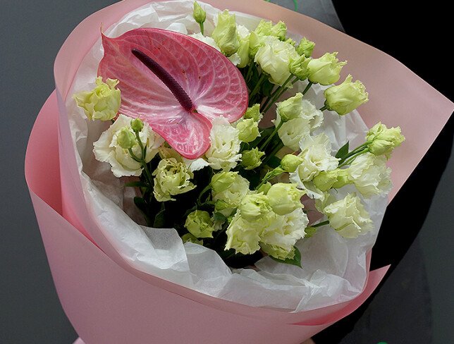 Buchet din eustome albe si anthurium roz foto