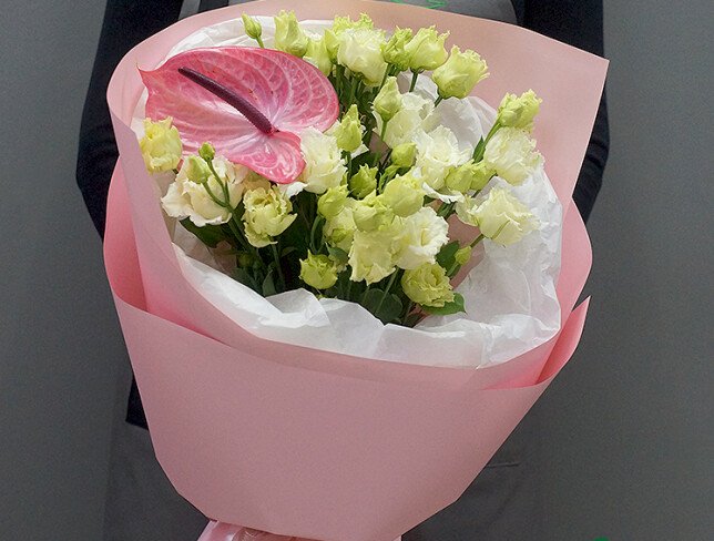 Buchet din eustome albe si anthurium roz foto