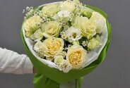 Buchet din trandafiri albi Candlelight, eustome, romanite si brassica — foto 1