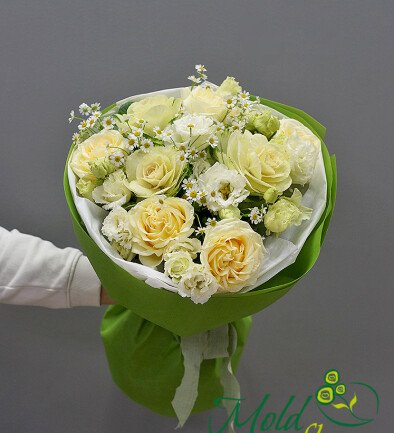 Buchet din trandafiri albi Candlelight, eustome, romanite si brassica