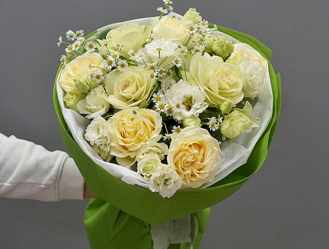 Buchet din trandafiri albi Candlelight, eustome, romanite si brassica