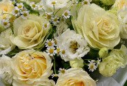Buchet din trandafiri albi Candlelight, eustome, romanite si brassica — foto 2
