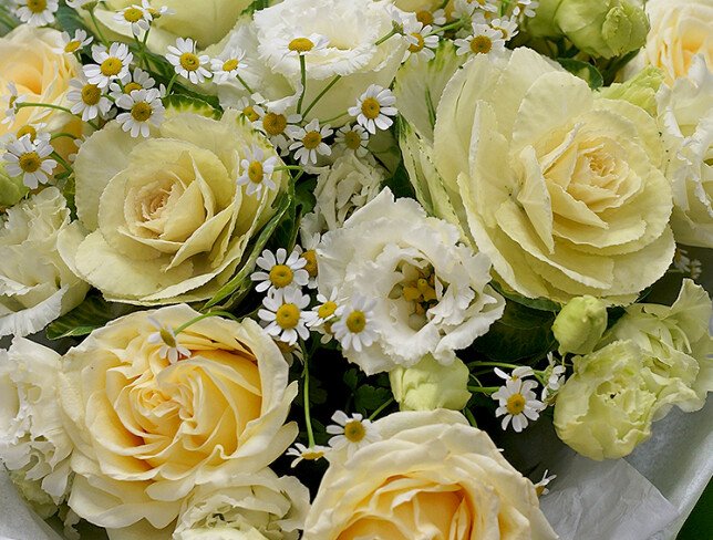 Buchet din trandafiri albi Candlelight, eustome, romanite si brassica — foto 2