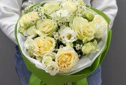 Buchet din trandafiri albi Candlelight, eustome, romanite si brassica — foto 3